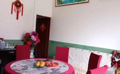 小女孩把棒棒糖放在的视频